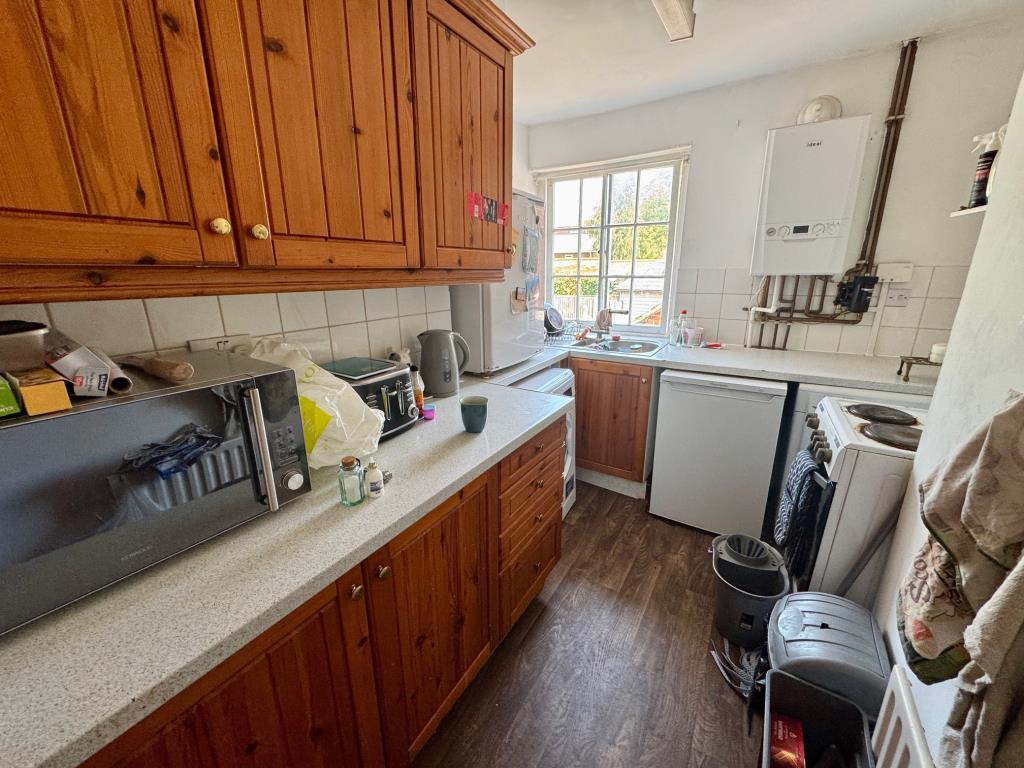 Lot: 79 - PERIOD CITY COMMERCIAL AND RESIDENTIAL FREEHOLD INVESTMENT - Flat 12b - kitchen